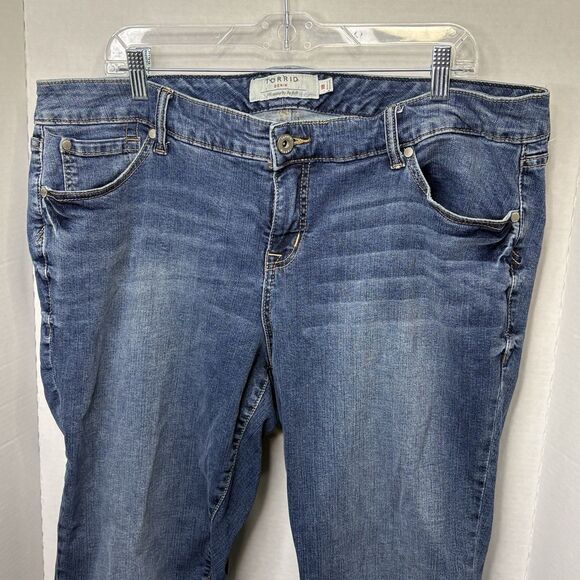 Torrid Premium Denim Boyfriend Stretch Jeans Size 18 Butterfly Patch - Picture 2 of 11